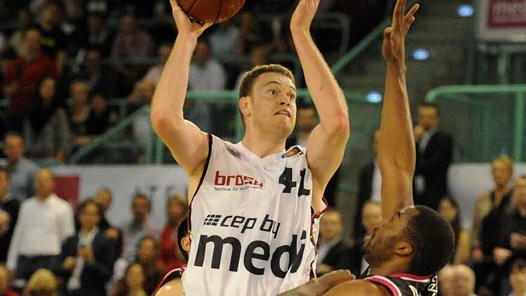 Der Bayreuther Brian Qvale - hier gegen Jamal McLean (rechts) - war der Turm in der Schlacht, erzielte bärenstarke 28 Punkte und griff sich zwölf Rebounds. Aber auch er konnte die knappe Heimniederlage gegen die Telekom Baskets nicht verhindern. Foto: Peter Mularczyk