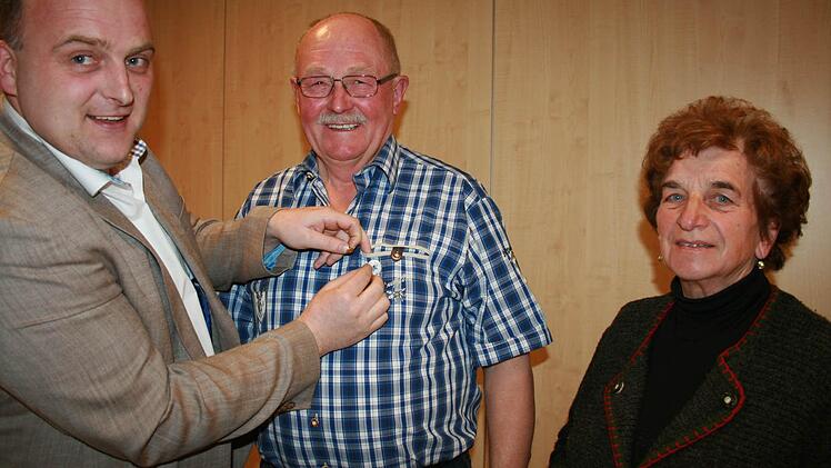 2. Bürgermeister Daniel Wehner (links) steckt dem langjährigen Vorsitzenden Ludwig Kleinhenz die Goldene Ehrennadel an. Kreisvorsitzende Irmgard Heinrich gratuliert. Foto: Gabriele Sell