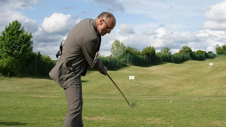 Der Schwung war gut - aber der Ball liegt noch... Wilhelm Schneider beim Abschlag.