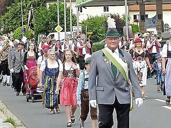 Zahlreiche Schützenvereine zeigten Flagge in Stockheim.  Foto: Gerd Fleischmann