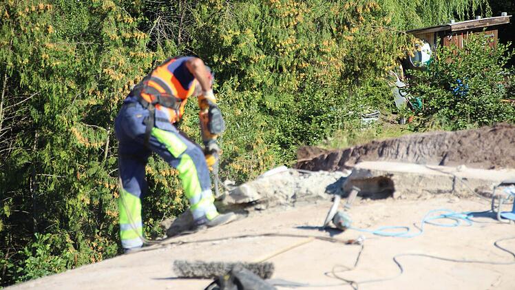 Arbeiter brechen per Hand so viel Masse wie möglich weg.  Foto: Friedwald Schedel