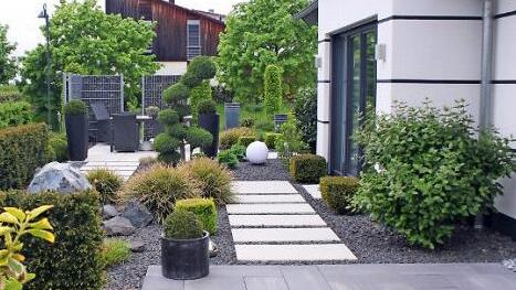 Wenig Rasen, dafür mehrere Terrassen und Sitzgelegenheiten.