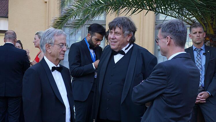 Heinrich von Pierer im angeregten Gespr&auml;ch  Foto: Pascale Ferry