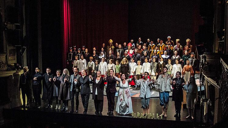 Reichlich Applaus gab es für die Premiere von Puccinis "Tosca" am Samstag im Coburger Landestheater.Foto: Jochen Berger