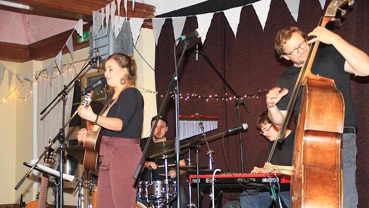 Viele kannten Fee Badenius noch von ihren Auftritt in Banz. Im Geldner-Saal in Loffeld begeisterte sie und ihre Band das Publikum ein weiteres Mal. Gerda Völk