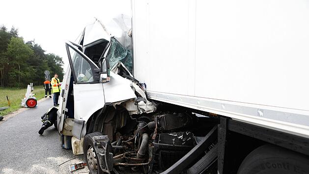 Ein Mann wurde bei dem Unfall so stark verletzt, dass er noch an Ort und Stelle starb. Foto: NEWS5 / Goppelt