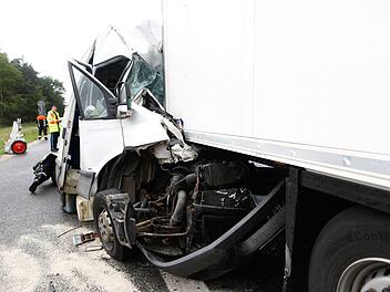 Ein Mann wurde bei dem Unfall so stark verletzt, dass er noch an Ort und Stelle starb. Foto: NEWS5 / Goppelt
