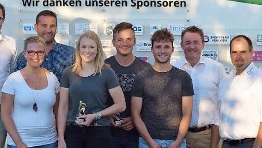 Von links: Frank Iftner, Jacqueline B&auml;r (Koordinator Damenfu&szlig;ball), Andi Meinhardt, Christina Sp&ouml;rl, Steffen Kratz, Robin Bruckmann, Markus Ruhmann (3. Vorsitzender) und Holger Reif (2. Vorsitzender) Foto: privat