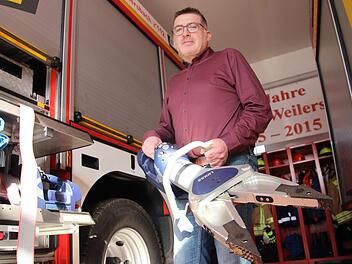 Ein baugleicher, akkubetriebener Rettungsspreizer wurde in der Nacht aus einem Einsatzfahrzeug in Weilersbach gestohlen. Feuerwehrkommandant Michael Henkel vermutet, dass kriminelle Profis hinter der Tat stecken. Foto: Ronald Heck