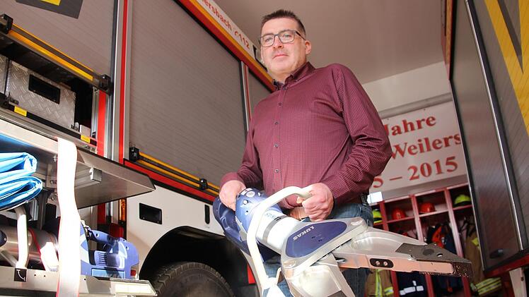 Ein baugleicher, akkubetriebener Rettungsspreizer wurde in der Nacht aus einem Einsatzfahrzeug in Weilersbach gestohlen. Feuerwehrkommandant Michael Henkel vermutet, dass kriminelle Profis hinter der Tat stecken. Foto: Ronald Heck