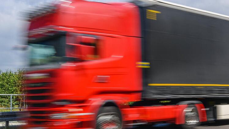 Im Kreis Schweinfurt kam ein Lkw-Fahrer von der Fahrbahn ab und wurde leblos am Steuer gefunden. Symbolfoto: Patrick Pleul/ZB/dpa