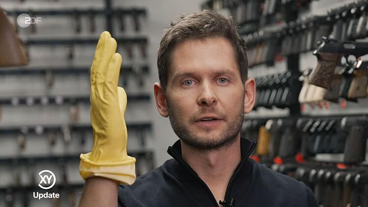 Ermittler Fabian Puchel wies in "Aktenzeichen XY ... Update" nochmals auf die gelben Handschuhe hin, die einer der Täter beim Raubüberfall auf eine Familie getragen haben soll.