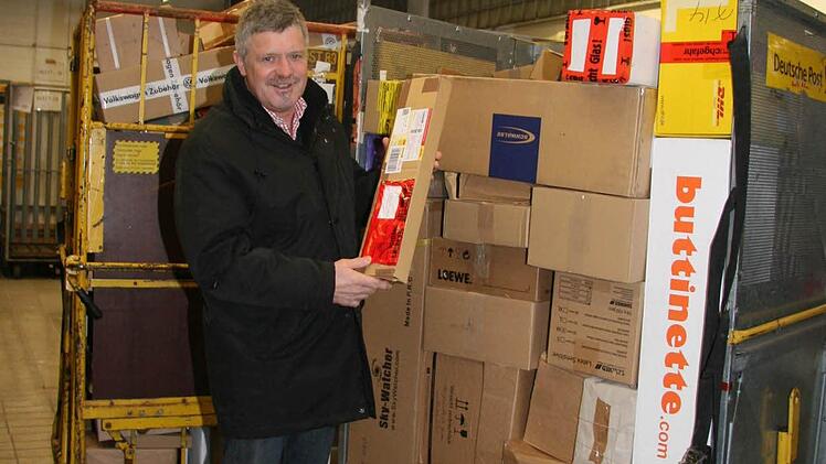 Einmal pro Woche schaut Qualitätssicherungs-Manager Wolfgang Beyer in Kronach nach dem Rechten und überprüft, ob die Sendungen auch wirklich fristgemäß zugestellt werden. Auch er selbst verschenkt Weihnachten Dinge, die noch mit der Post kommen sollen.