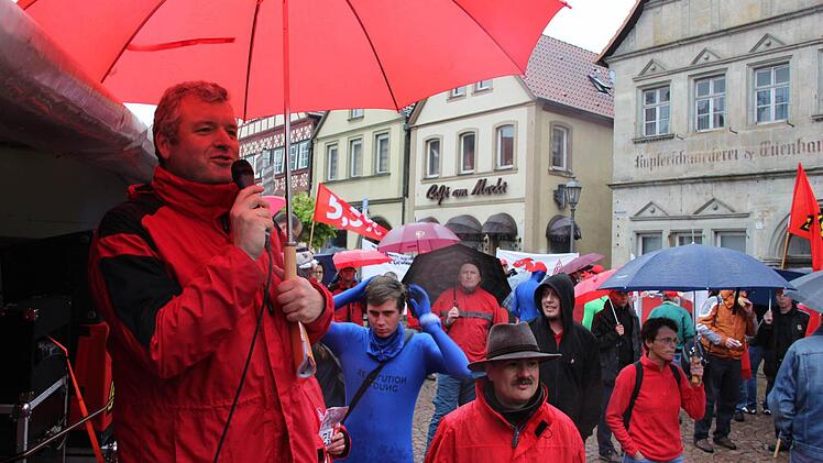 Betriebsratsvorsitzender Jürgen Hennemann trotzte dem Regen und den Arbeitgebern.