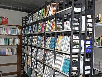 Regale voll VHS-Kassetten stehen im Keller des Bibliothekszentrum in Haßfurt. Ausgeliehen werden die Filme kaum mehr.  Fotos: Friederike Stark