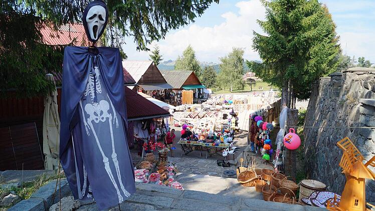 Draculahotel, Vampirkitsch und Monstermasken: Die Touristenfallen von Piatra F&acirc;nt&acirc;nele.