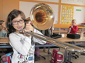 Anna Tiroch hat sich die Posaune als Instrument ausgesucht. "Meine Schwester spielt Saxophon", erzählt die Drittklässlerin aus Schimmendorf. Foto: Sonja Adam