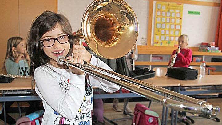 Anna Tiroch hat sich die Posaune als Instrument ausgesucht. "Meine Schwester spielt Saxophon", erzählt die Drittklässlerin aus Schimmendorf. Foto: Sonja Adam