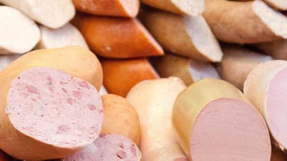 Listerien k&ouml;nnen in vielen Lebensmitteln vorkommen: Gef&auml;hrdet sind vor allem rohe Tierprodukte wie Hackfleisch, Sushi und Rohmilchk&auml;se, aber auch an- und aufgeschnittene Wurst. Symbolfoto: dpa