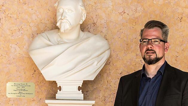 Die Coburger, ihr Herzog und ihr neuer Intendant: Bernhard F. Loges im Spiegelsaal des Landestheaters.  Foto: Jochen Berger