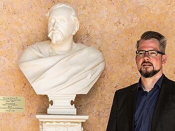 Die Coburger, ihr Herzog und ihr neuer Intendant: Bernhard F. Loges im Spiegelsaal des Landestheaters.  Foto: Jochen Berger