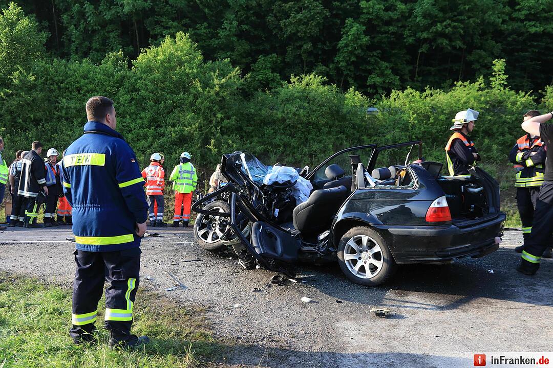 Großeibstadt: Tödlicher Unfall - Autos kollidieren frontal