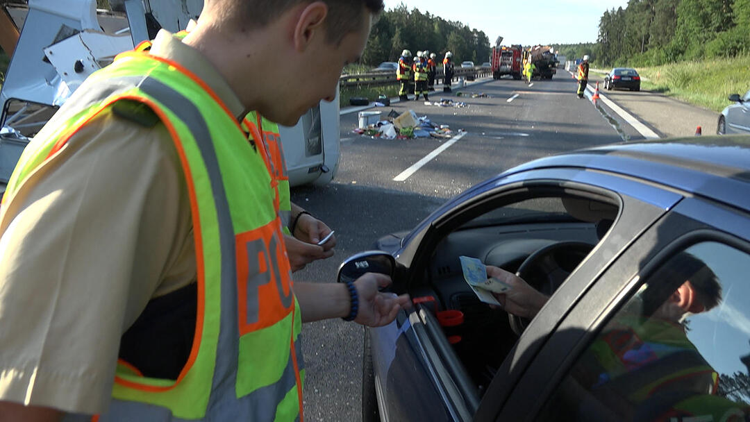 Polizei sieht rot: Bereits mehr als 20 Gaffer herausgezogen - Wohnmobilfahrer kollidiert beim Überholen mit Lastwagen