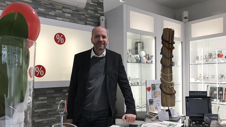 Stefan Neubert steht zum 45. Geburtstag seines Gesch&auml;fts  Uhren und Schmuck Neubert  hinter der Verkaufstheke. Anja Vorndran