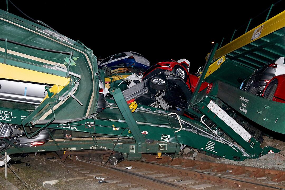 Güterzüge krachen ineinander: Waggons entgleisen