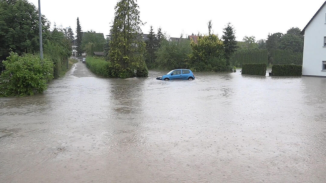 Autos versinken in Wassermassen in Heroldsbach