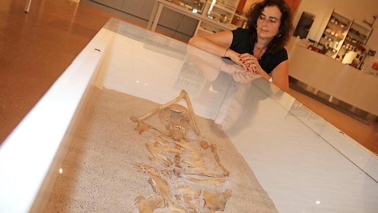 Die Archäologin Christina König kniet vor dem Skelett des geheimnisvollen Toten aus dem Klosterhof.  Fotos: Andreas Oswald