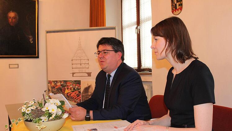 Bürgermeister Udo Dauer und Bundestagsabgeordnete Emmi Zeulner (CSU) bei der Bekanntgabe der Nachricht im Rathaus