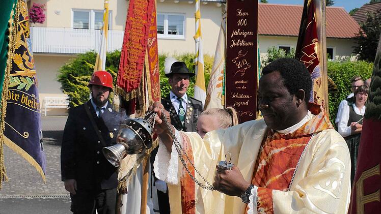 Pfarrer  Blaise Okpanachi gab dem neuen Feuerwehrauto seinen Segen. Foto: Gerd Schaar