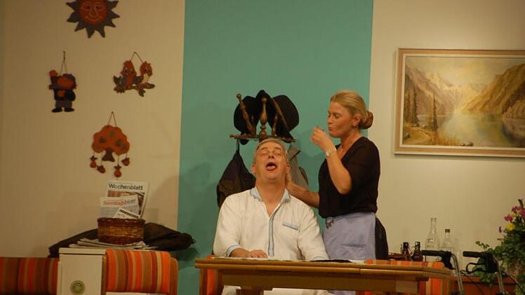 Während der "sterbenskranke" Franz-Josef (Frank Dünisch) auf sein Schnäpschen wartet, trinkt Amanda (Melanie Reininger) ihn lieber selbst.