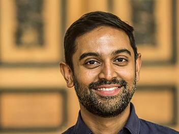 Begehrter Jung-Maestro: Harish Shankar ist einer von drei GMD-Kandidaten am Landestheater Coburg und zugleich heißer Kandidat für den GMD-Posten am Erfurter Theater ab 2022. In Coburg stellte er sich bereits erfolgreich als Opern- und Konzertdirigent vor.Foto: Jochen Berger