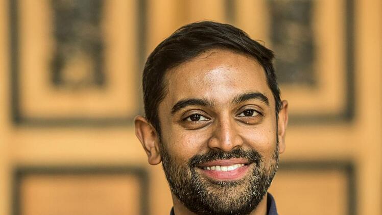 Begehrter Jung-Maestro: Harish Shankar ist einer von drei GMD-Kandidaten am Landestheater Coburg und zugleich heißer Kandidat für den GMD-Posten am Erfurter Theater ab 2022. In Coburg stellte er sich bereits erfolgreich als Opern- und Konzertdirigent vor.Foto: Jochen Berger