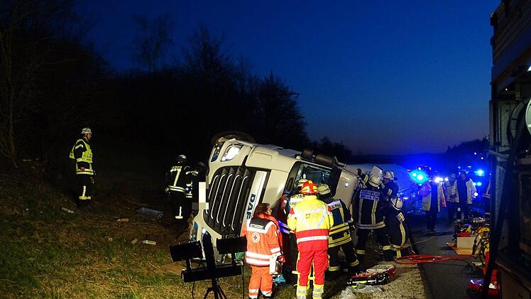 Ein Trucker wurde am Dienstagmorgen bei einem Unfall auf der A9 schwer verletzt. Die Feuerwehr Lauf musste den Lkw-Fahrer befreien. Foto: Feuerwehr Lauf an der Pegnitz