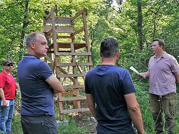 FBG-Geschäftsführer Fabian Menzel (rechts) zeigt am Beispiel eines vom Bauhof gebauten Ansitzbocks die neuen jagdlichen Einrichtungen. Foto: Sigismund von Dobschütz