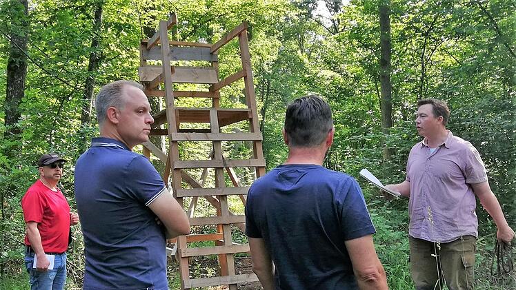 FBG-Geschäftsführer Fabian Menzel (rechts) zeigt am Beispiel eines vom Bauhof gebauten Ansitzbocks die neuen jagdlichen Einrichtungen. Foto: Sigismund von Dobschütz