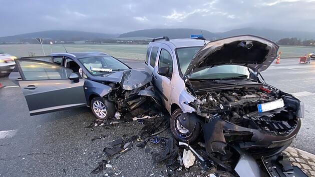 B303 im Kreis Kulmbach: Unfall beim Abbiegen - Fahrerin (43) &uuml;bersieht entgegenkommendes Auto