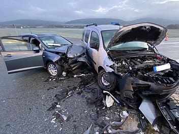 B303 im Kreis Kulmbach: Unfall beim Abbiegen - Fahrerin (43) übersieht entgegenkommendes Auto