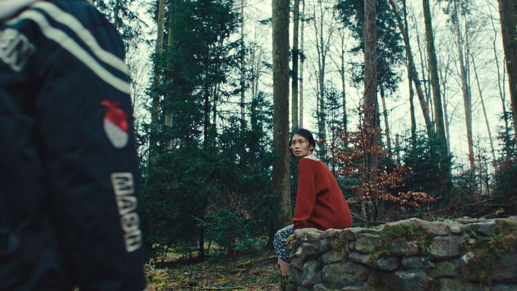 Jessie (Elisa Hofmann, links) sieht ihre Mutter Yang (Linda Chang) als junge Frau am Brunen sitzen. Nur eine Erinnerng - oder eine schwer zu erkl&auml;rende Vision?