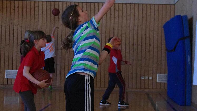 In der Halle der Turnerschaft spielten die Schüler der vierten Klassen Basketball. Foto: Marco Meißner