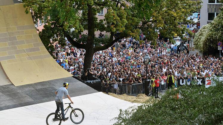 Radler springen von Burg und Nürnberg schaut gerne zu. Foto: Nikolas Pelke