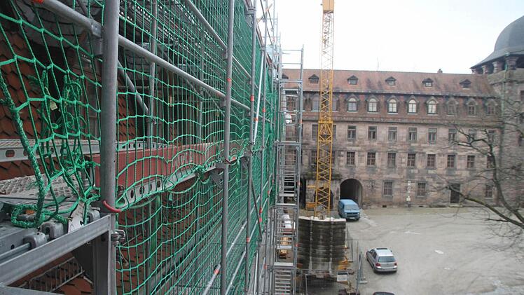 Im Kasernenhof der Plassenburg ist die Große Kaserne komplett eingerüstet. Foto: Stephan Tiroch