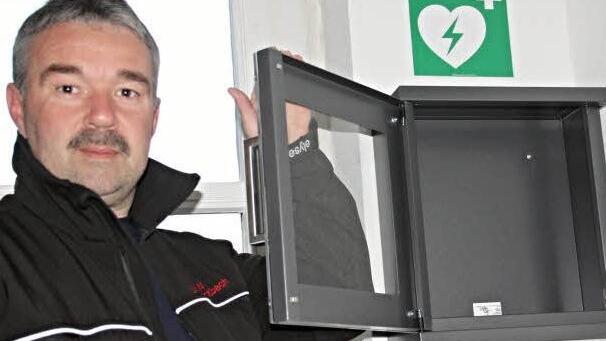 Enttäuscht zeigt der Untermerzbacher Feuerwehrkommandant Ralph Morgenroth das leere Behältnis im Flur des Erdgeschoss im Rathaus Untermerzbach, in dem der Defibrillator untergebracht war.  Foto: Helmut Will