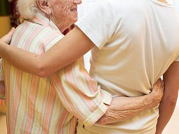 Für die Betreuung älterer Menschen werden in Zukunft viele Fachkräfte gebraucht.  Symbolbild: epd