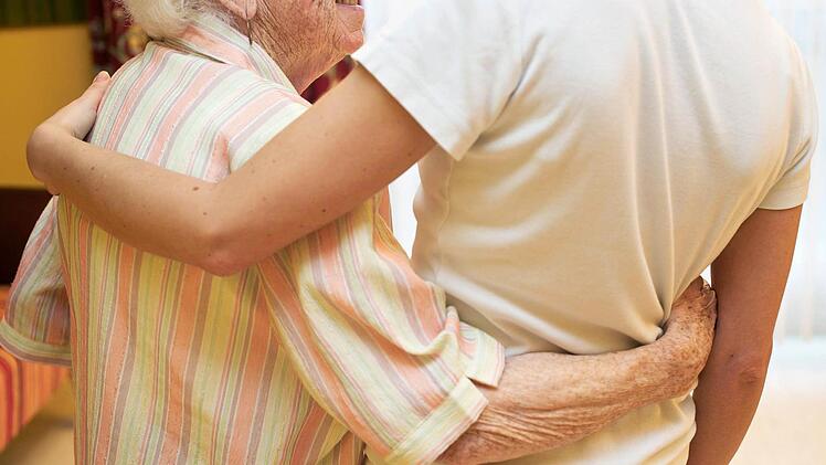 Für die Betreuung älterer Menschen werden in Zukunft viele Fachkräfte gebraucht.  Symbolbild: epd