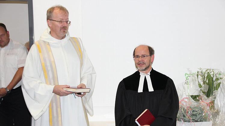 Die beiden Pfarrer Thomas Teuchgräber (links) und Andreas Heindl segneten das neue F&E Center.  Foto: Friedwald Schedel