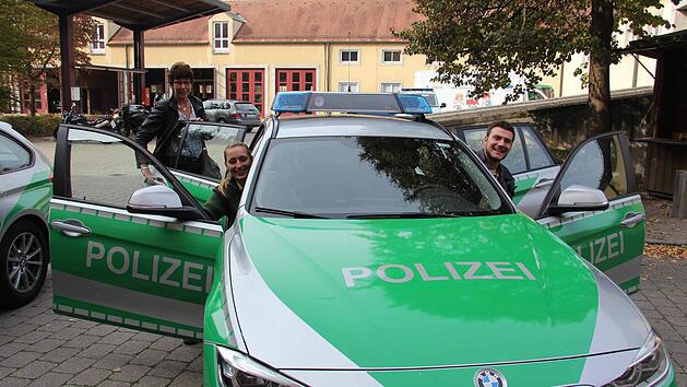 Ihren Besuch bei der Polizei-Inspektion Coburg nutzte Landtagsabgeordnete Susann Biedefeld auch daf&uuml;r, mit Polizei-Obermeisterin Kristina St&auml;sche und Kommissar Markus Stark auf Streife zu gehen Foto: Martin Rebhan